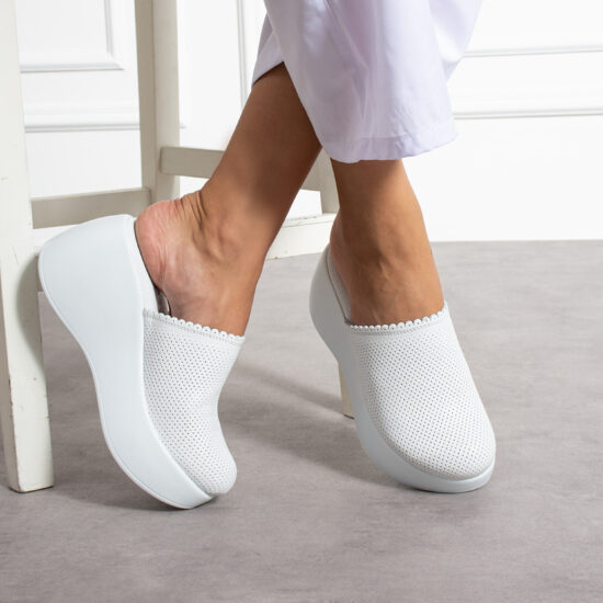 Alternative view of Zuecos sanitarios blancos de piel con plataforma alta