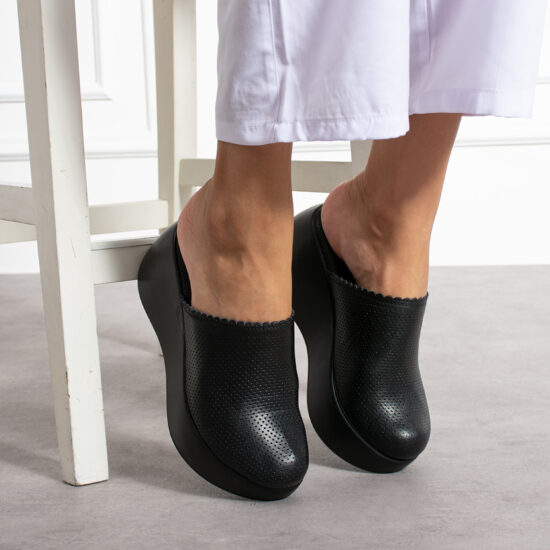 Zuecos sanitarios negros de piel con plataforma alta | TUASOLEA