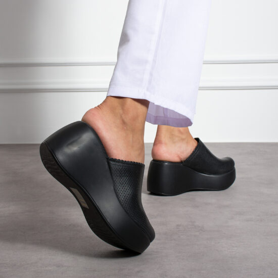 Zuecos sanitarios negros de piel con plataforma alta | TUASOLEA