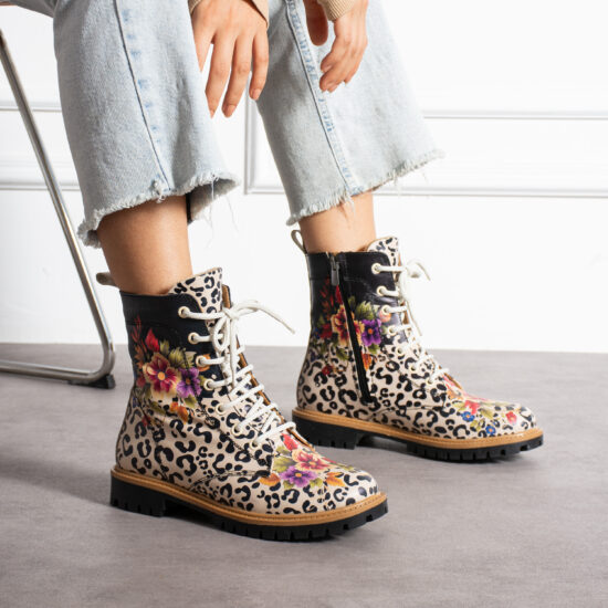 Botas planos de piel con estampado animal print de leopardo para mujer con cordones | TUASOLEA