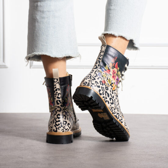 Botas planos de piel con estampado animal print de leopardo para mujer con cordones | TUASOLEA