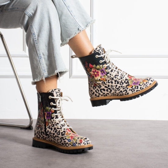 Botas planos de piel con estampado animal print de leopardo para mujer con cordones | TUASOLEA