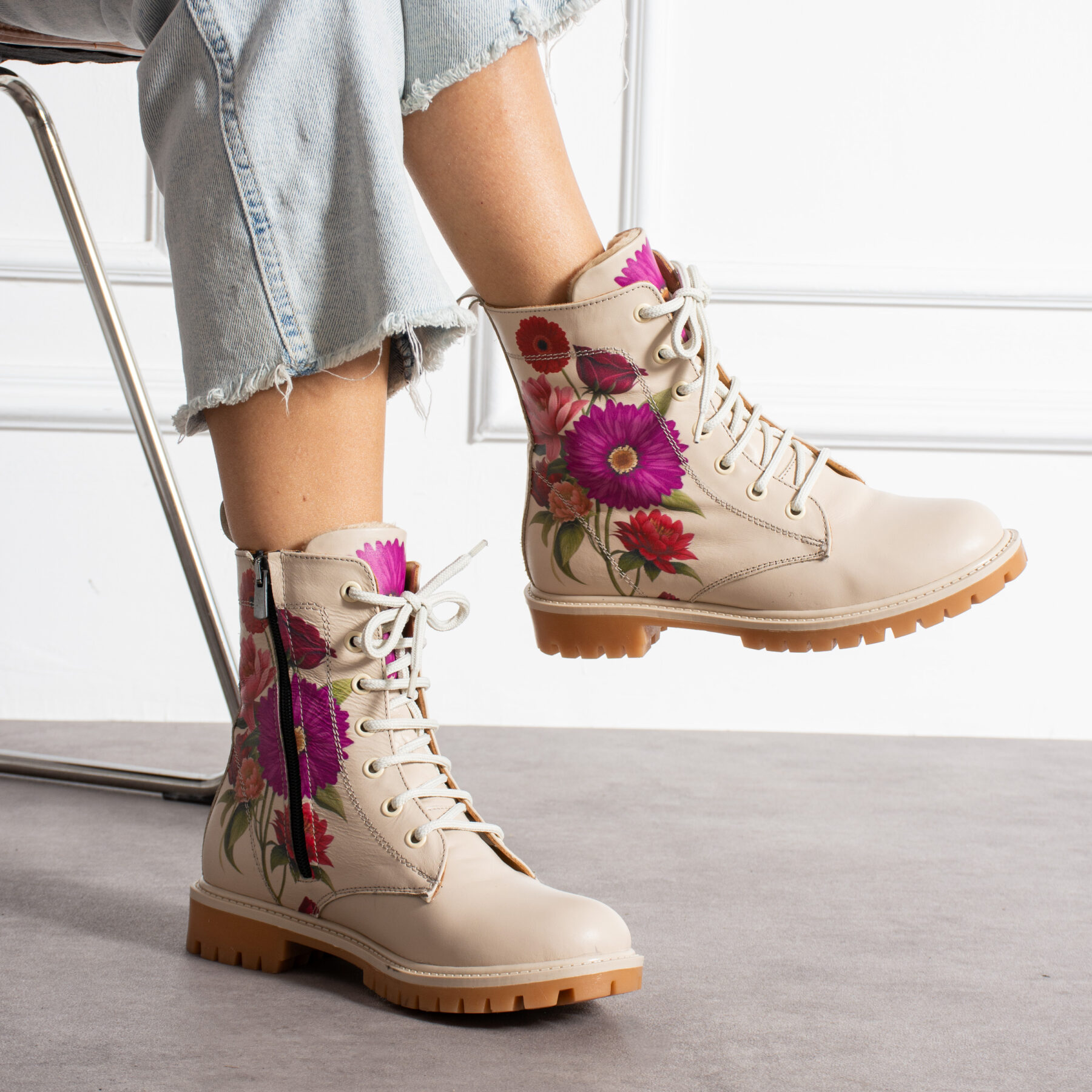 Botas planos de piel beige para mujer con cordones
