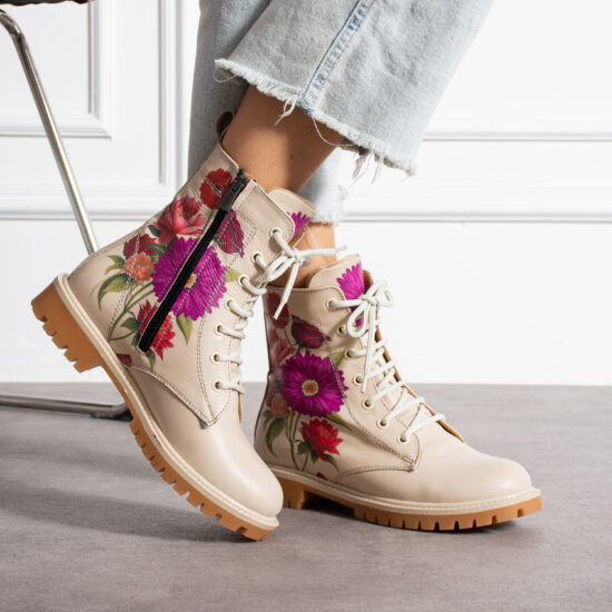 Botas planos de piel beige para mujer con cordones | TUASOLEA