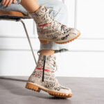 Botas planos de piel beige para mujer con cordones