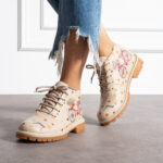 Botines planos de piel beige para mujer con cordones