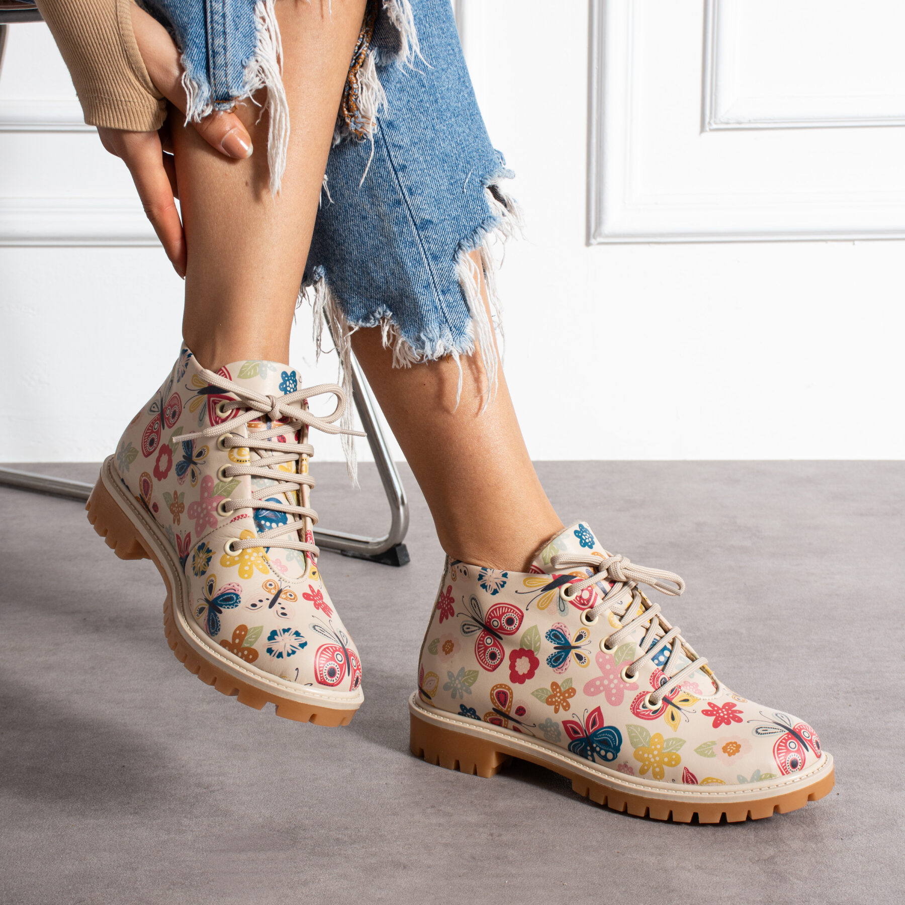 Botines planos de piel beige para mujer con cordones