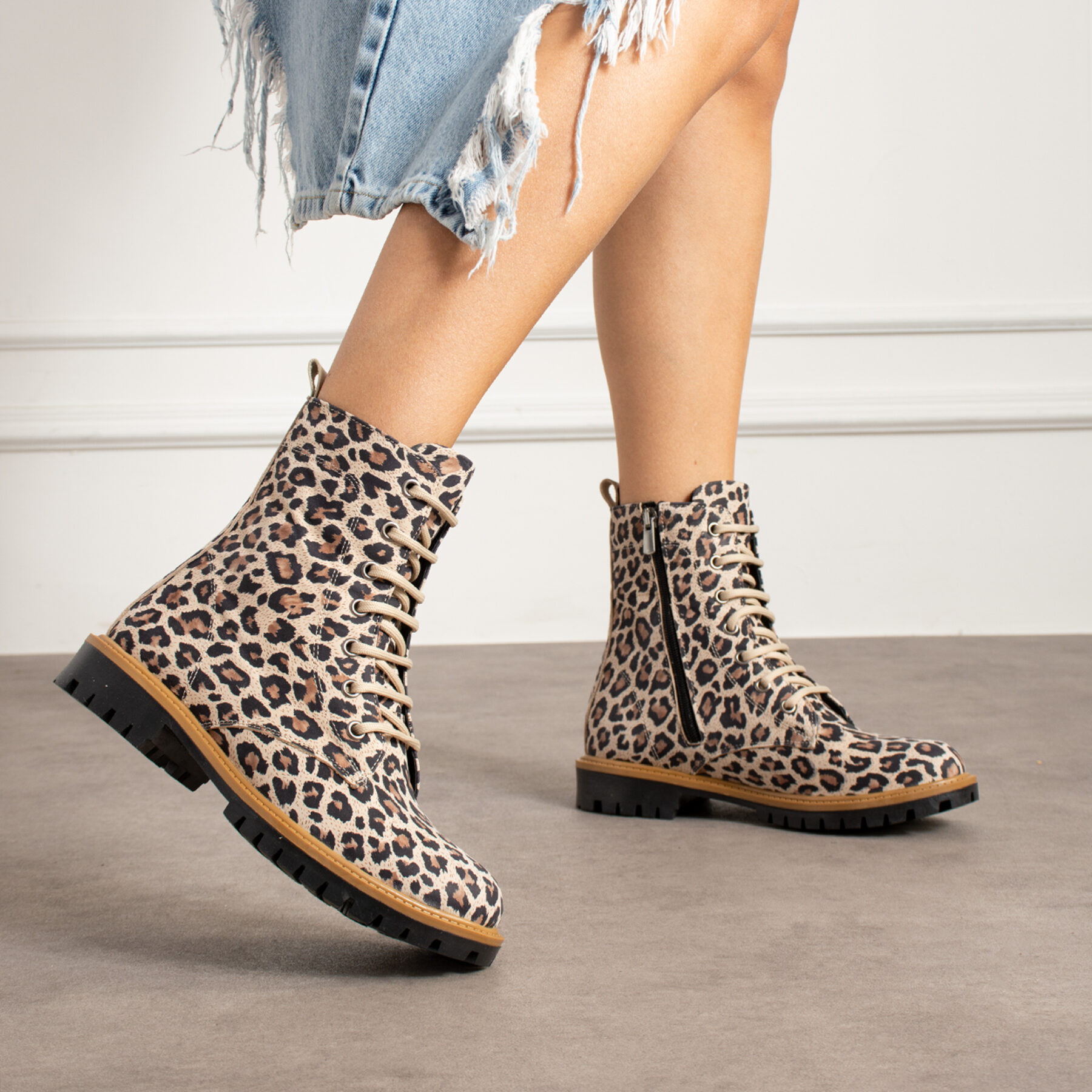 Botas planos de piel con estampado animal print de leopardo para mujer con cordones