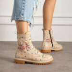 Botas planos de piel beige para mujer con cordones