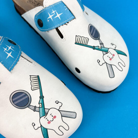 Alternative view of Zuecos sanitarios planos para dentistas