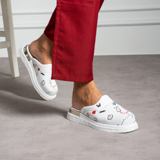 Zuecos sanitarios blancos de piel para enfermeras | TUASOLEA