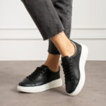 Zapatillas negras casual de piel para mujer