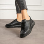Zapatillas negras casual de piel para mujer