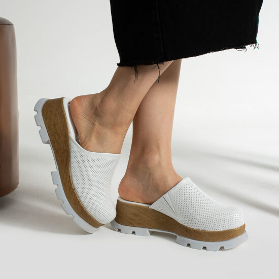 Alternative view of Zuecos cerrados blancos de piel con plataforma efecto madera