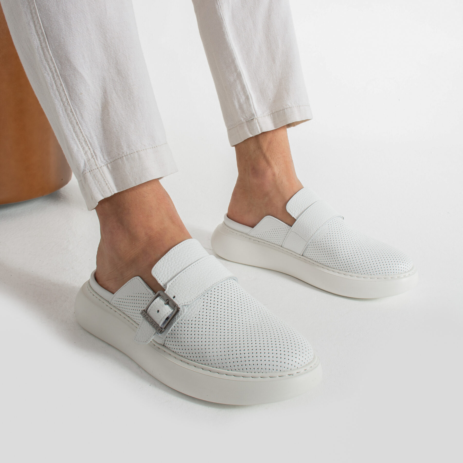 Zuecos blancos para hombre de piel natural con hebilla