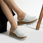 Zuecos cerrados blancos de piel con plataforma efecto madera