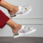 Zuecos cerrados cómodos de piel con estampado