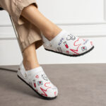Zuecos sanitarios planos de piel para mujer