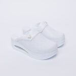 Zuecos sanitarios de piel blanca con plataforma