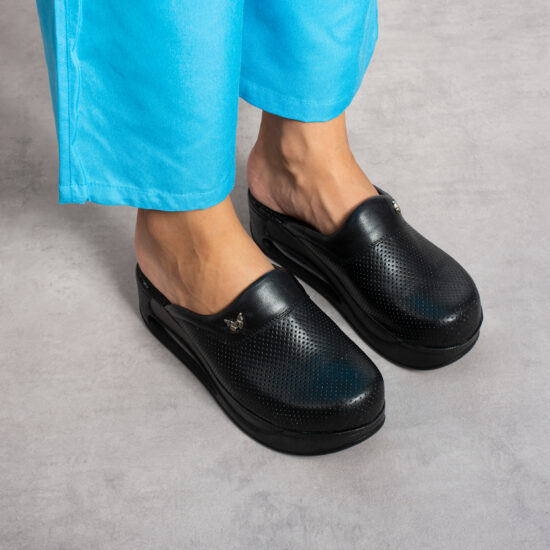 Zuecos sanitarios de piel negra para mujer con plataforma | TUASOLEA