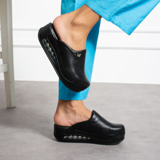 Zuecos sanitarios de piel negra para mujer con plataforma | TUASOLEA