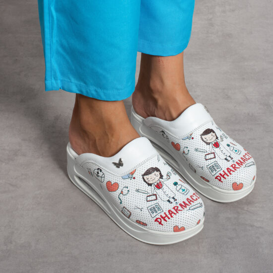 Alternative view of Zuecos de piel con plataforma con estampado farmacéutico
