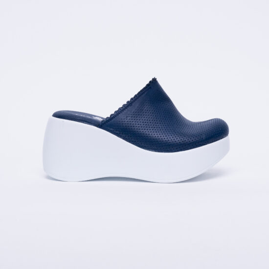 Alternative view of Zuecos sanitarios azules de piel con plataforma alta