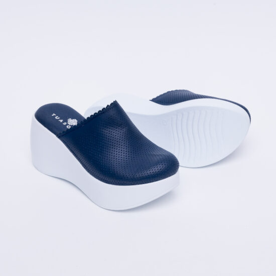 Zuecos sanitarios azules de piel con plataforma alta | TUASOLEA