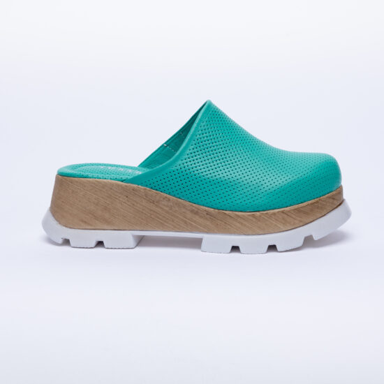 Zuecos cerrados verdes de piel con plataforma efecto madera | TUASOLEA