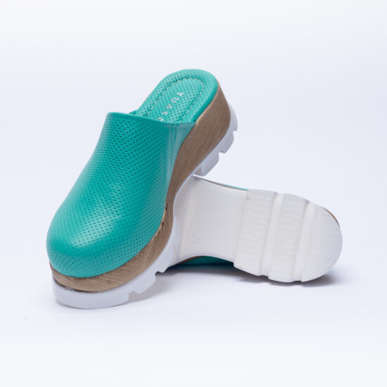 Zuecos cerrados verdes de piel con plataforma efecto madera | TUASOLEA