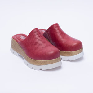 Zuecos cerrados rojos de piel con plataforma efecto madera Sandalias mujer y chanclas Monocromáticos