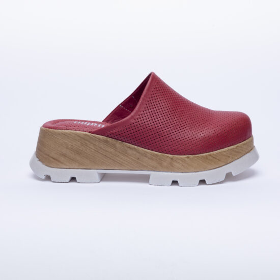 Zuecos cerrados rojos de piel con plataforma efecto madera | TUASOLEA