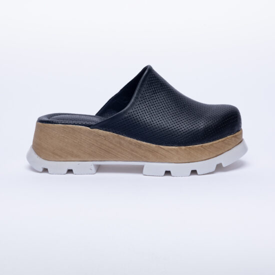 Alternative view of Zuecos cerrados negros de piel con plataforma efecto madera