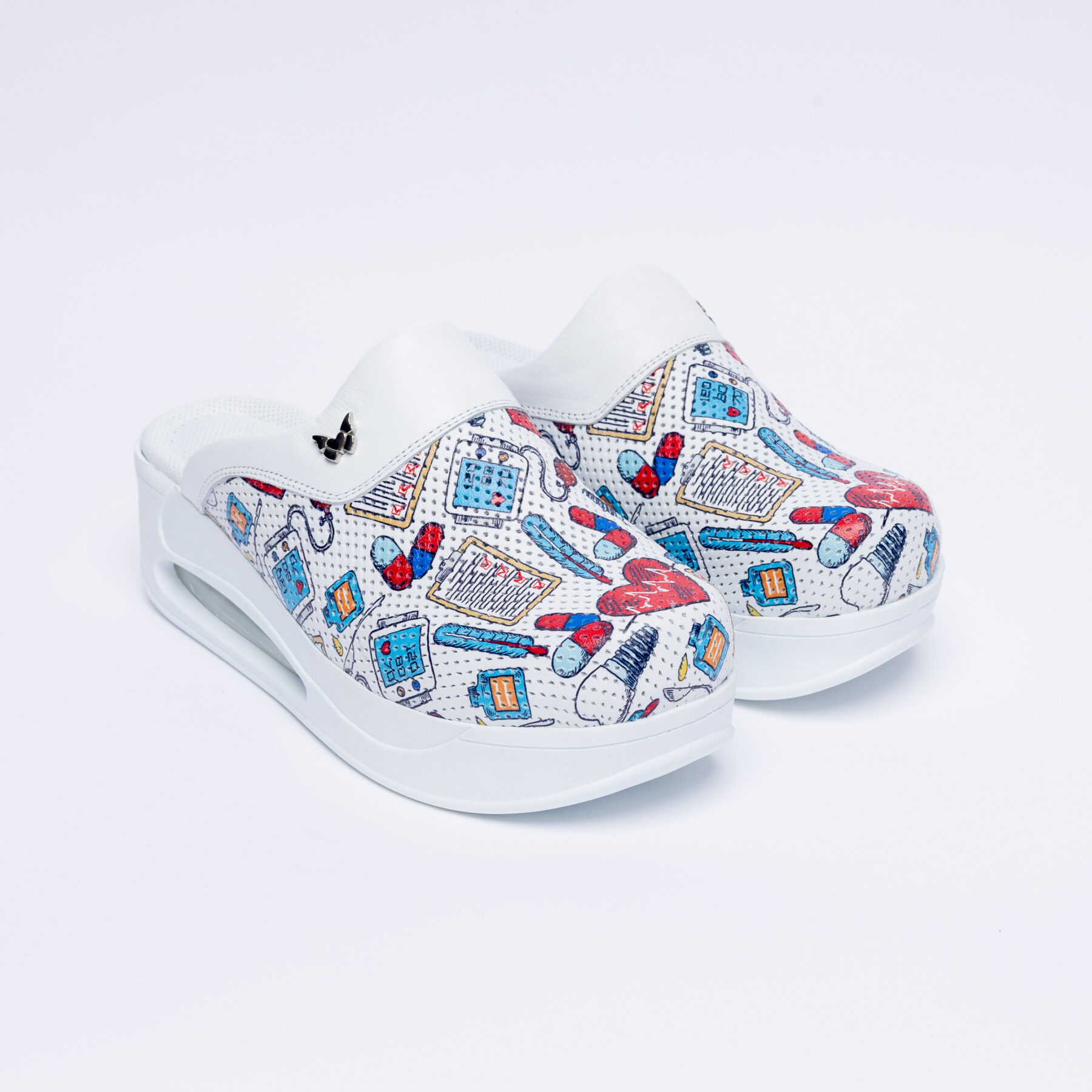 Zuecos sanitarios de piel blanca con plataforma