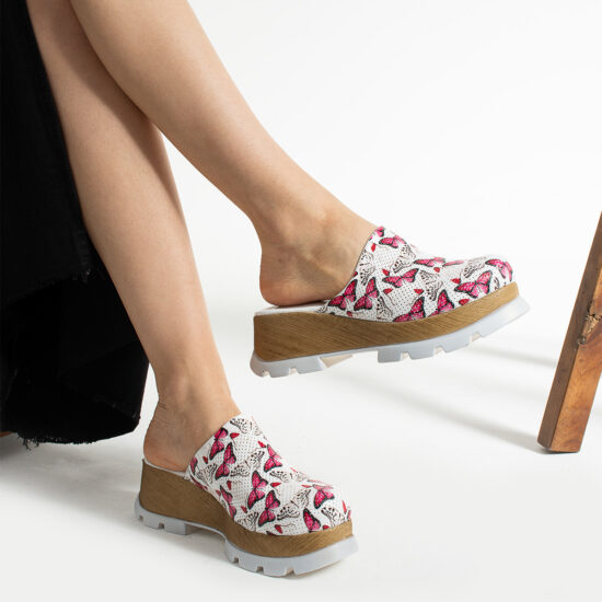 Alternative view of Zuecos cerrados estampados de piel con plataforma efecto madera