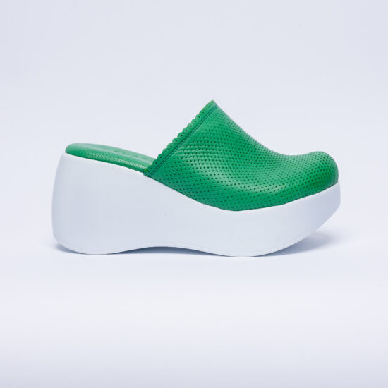 Alternative view of Zuecos sanitarios verdes de piel con plataforma alta