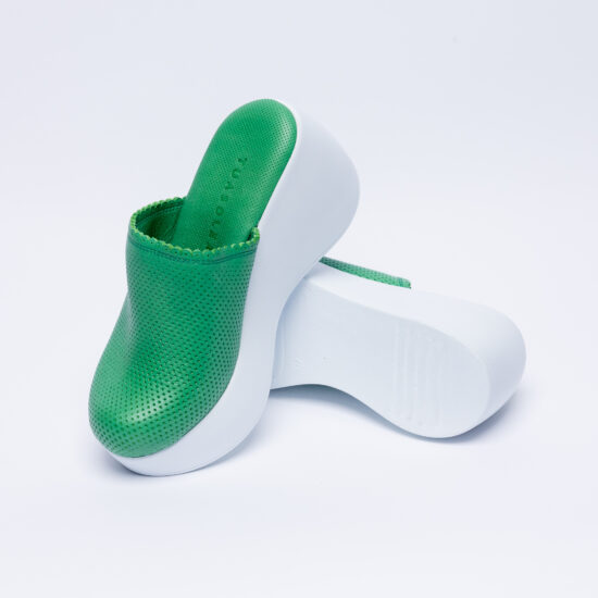 Zuecos sanitarios verdes de piel con plataforma alta | TUASOLEA
