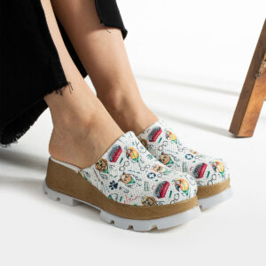 Zuecos cerrados estampados de piel con plataforma efecto madera Zuecos con plataforma mujer Trabajo con animales