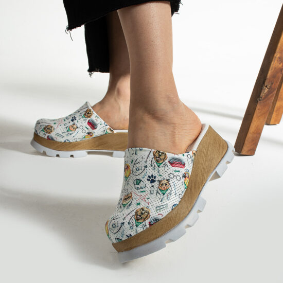 Alternative view of Zuecos cerrados estampados de piel con plataforma efecto madera