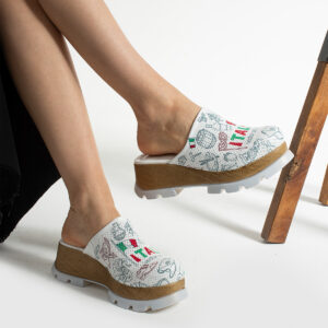 Zuecos cerrados estampados de piel con plataforma efecto madera Sandalias mujer y chanclas Estampados