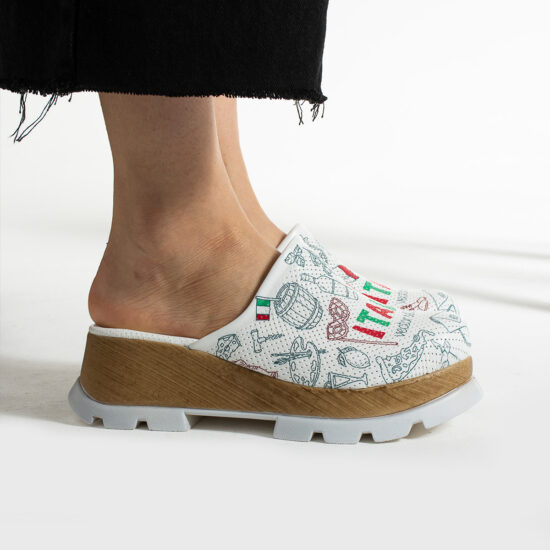 Alternative view of Zuecos cerrados estampados de piel con plataforma efecto madera