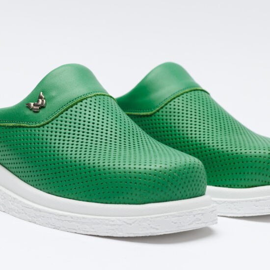 Zuecos cerrados cómodos de piel verde | TUASOLEA