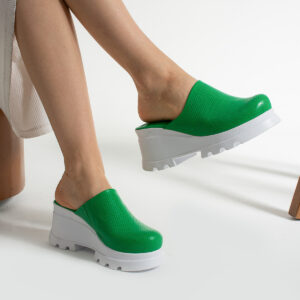 Zuecos sanitarios verdes de piel con cuña Zuecos con plataforma mujer Monocromáticos