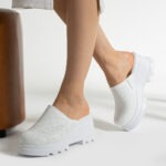 Zuecos sanitarios blancos de piel con cuña