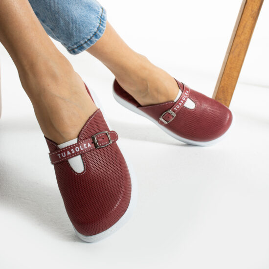 Zuecos de trabajo cómodos de piel natural en rojo | TUASOLEA