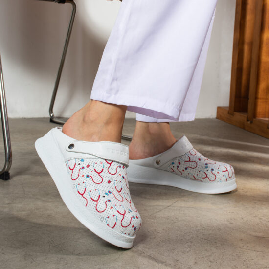 Zuecos sanitarios antideslizantes de piel con tira trasera | TUASOLEA