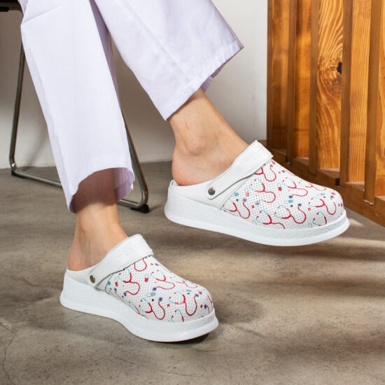 Zuecos sanitarios antideslizantes de piel con tira trasera | TUASOLEA