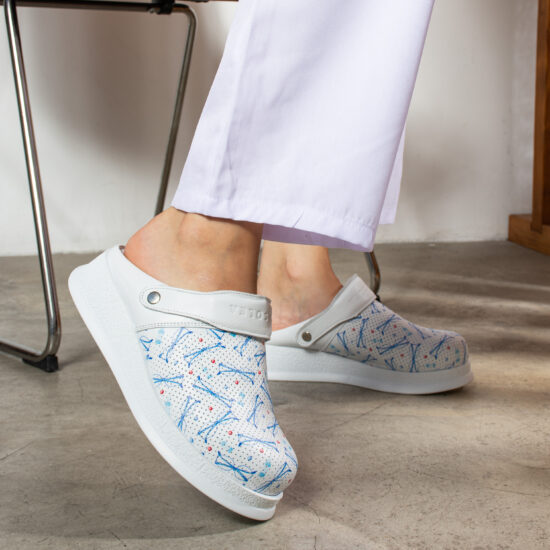 Alternative view of Zuecos sanitarios antideslizantes de piel con tira trasera