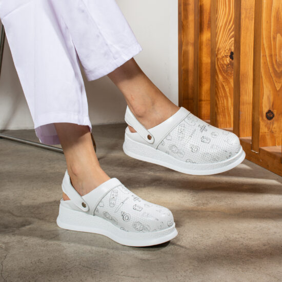 Alternative view of Zuecos sanitarios antideslizantes de piel con tira trasera