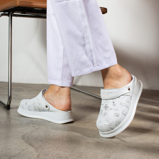 Zuecos sanitarios antideslizantes de piel con tira trasera | TUASOLEA